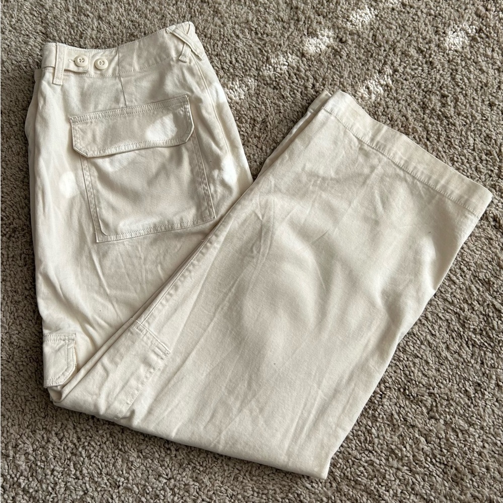 Cargo pants, wide leg in a off-white color.